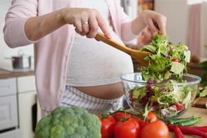 Schwangere kocht gesund