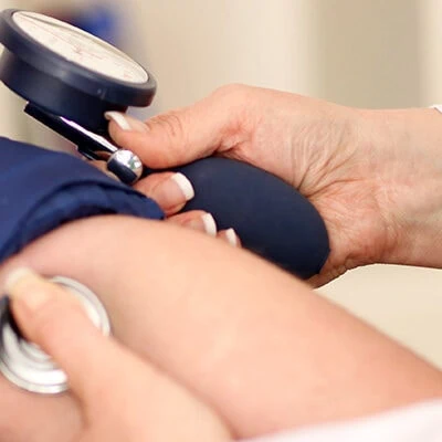 Blutdruck wird beim Arzt manuell gemessen