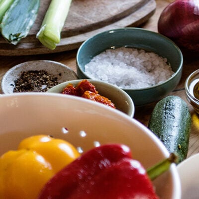 Paprika, Tomaten, Öl und weitere Zutaten zum Kochen