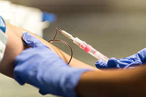 Person wird Blut im Krankenhaus abgenommen