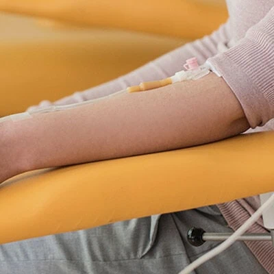 Patient:in bekommt Infusion in der Multiple Sklerose-Schubtherapie.