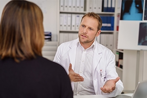 Arzt erklärt Patientin etwas