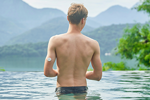 Junge mit Insulinsensor geht baden