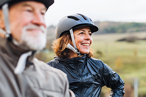 Älteres Paar bei einer Fahrradtour