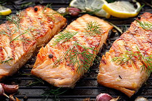 gegrillte Lachsfilets mit Kräutermarinade