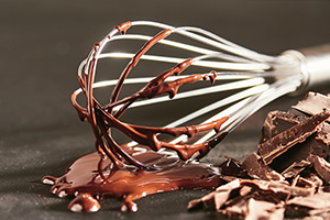 Quirl mit geschmolzener Schokolade