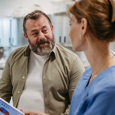 Mann hat Metabolisches Syndrom und geht zu Ärztin