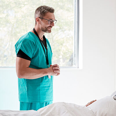 ältere Frau erleidet Ketoazidotisches Koma und liegt im Krankenhaus