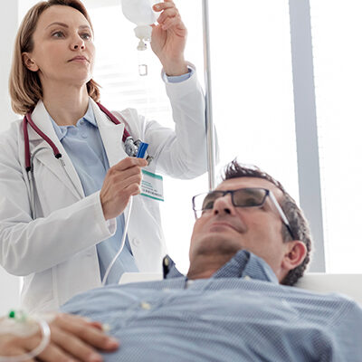 Doktor führt Verlaufsmodifizierende Therapie bei Multipler Sklerose durch