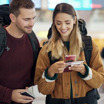 Junges Paar auf Reisen mit Multipler Sklerose
