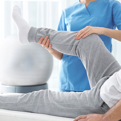 Doktor und Patient bei Rehabilitation bei Multipler Sklerose