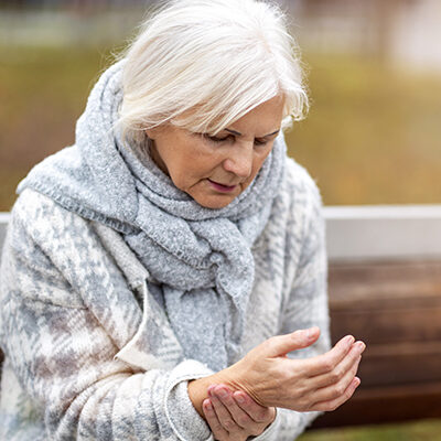 Was ist Rheuma? Ältere Patientin im Park